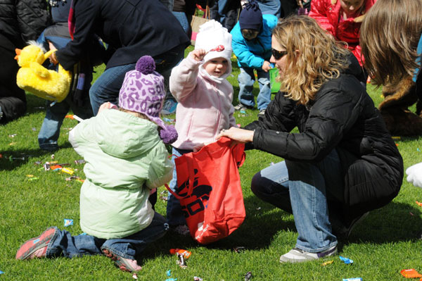 Easter bear brings candy for kids