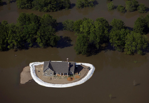 Flood hinders shipping on the Mississippi River