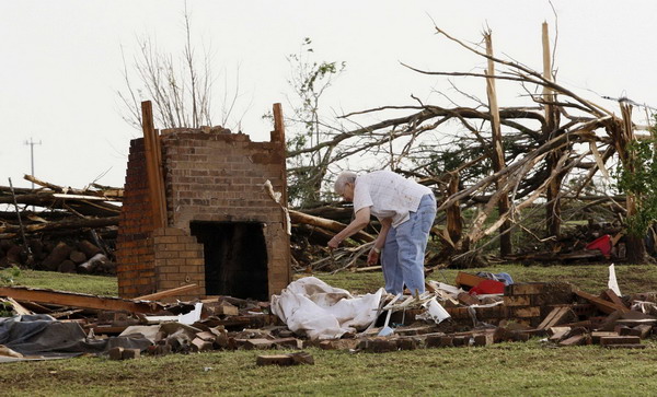 Violent thunderstorms kill 6 in Oklahoma, Kansas