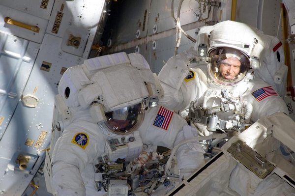 Shuttle crew make history on final spacewalk