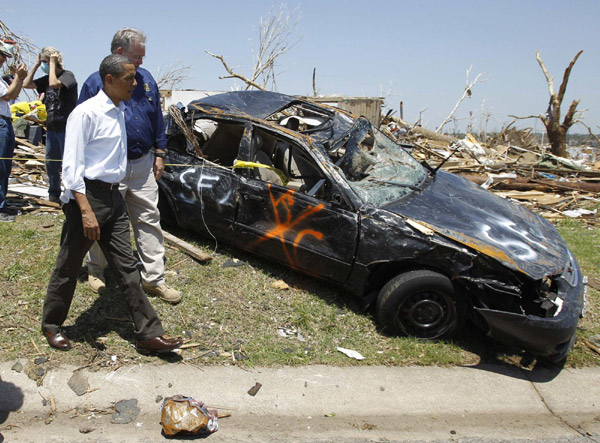 Obama visits tornado-hit city