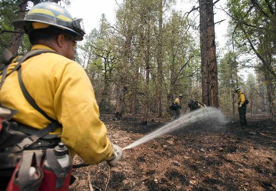 Heat, high winds threaten US wildfire lines