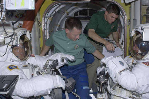 Astronauts woken up by second computer failure