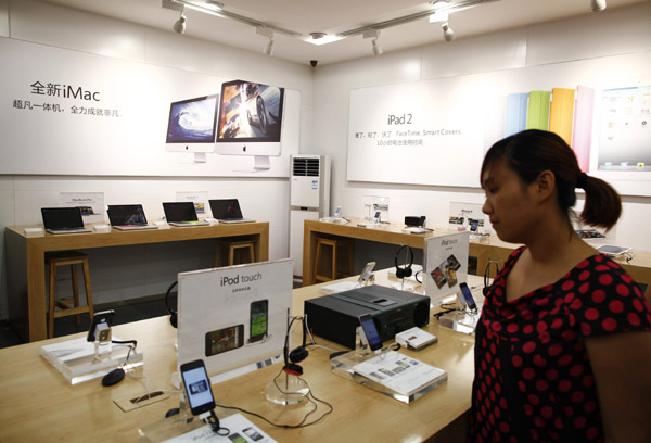 Officials close 2 of 5 fake Apple stores
