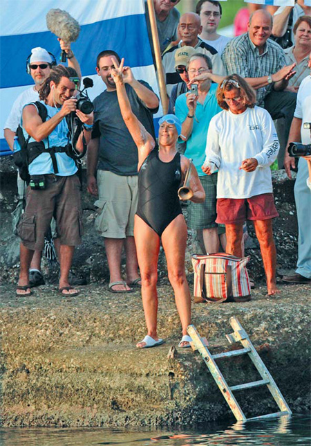 US woman starts record Cuba-to-Florida swim attempt