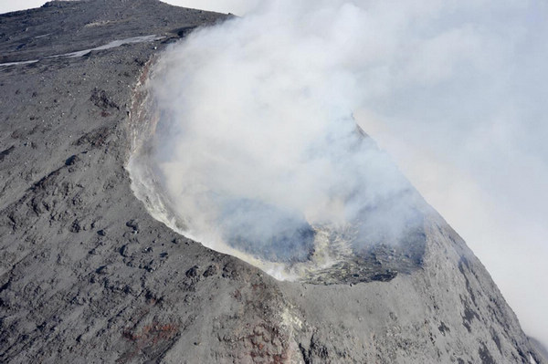 Cleveland Volcano in low-level eruption