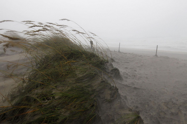 Hurricane Irene rages ashore in N Carolina