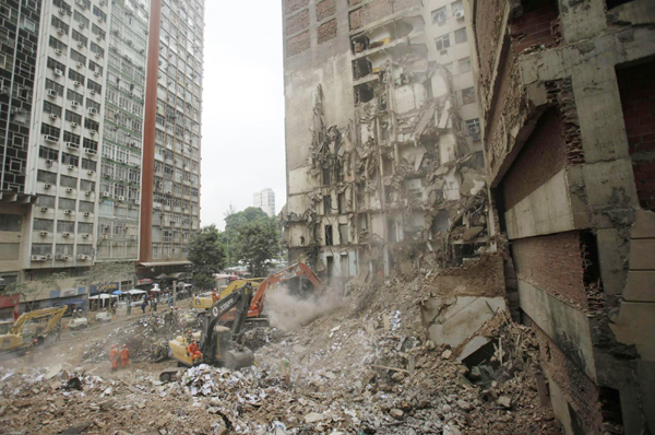 12 dead, 17 missing in Rio building collapse
