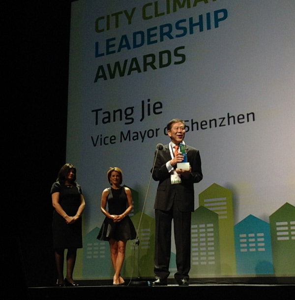 Shenzhen vice-mayor accepts award in NYC