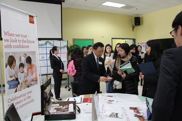 Chinese pros help local job seekers
