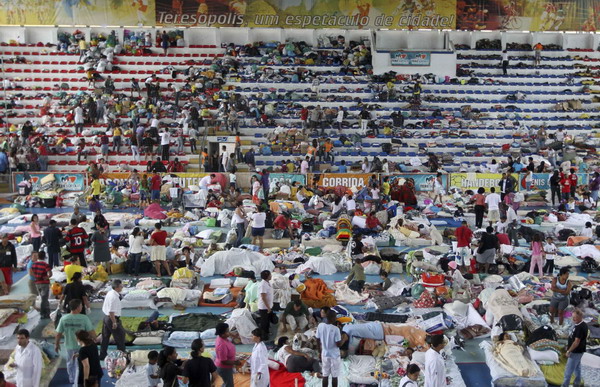 Brazil flood deaths rise to 400; rescuers struggle