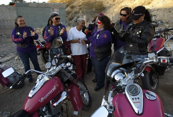 Mexican female riders brave violence to give aid