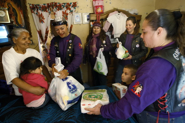 Mexican female riders brave violence to give aid