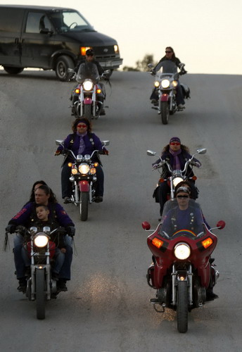 Mexican female riders brave violence to give aid