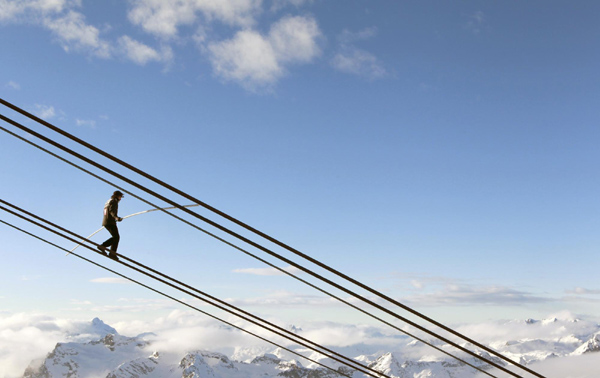 Daring Swiss acrobat challenges mountain walk