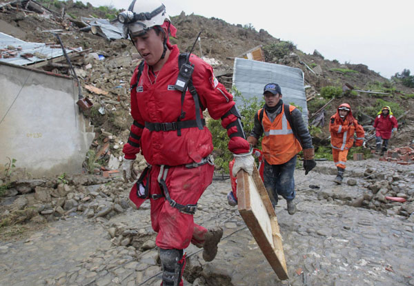 Hill collapse in Bolivian capital ruins 400 homes