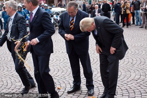 German president pelted with eggs