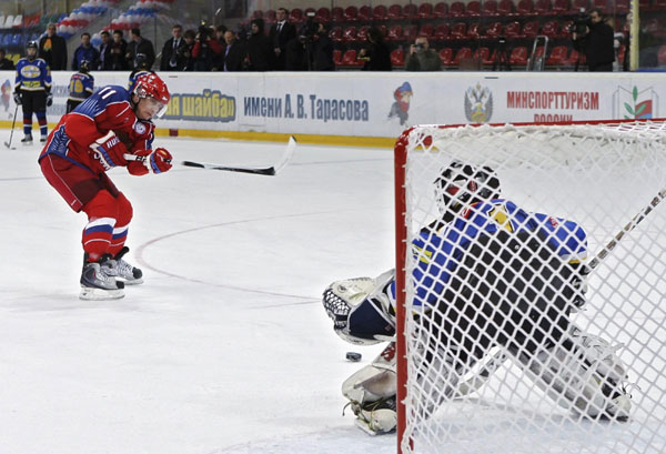 Putin dons hockey skates in fitness stunt