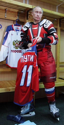 Putin dons hockey skates in fitness stunt