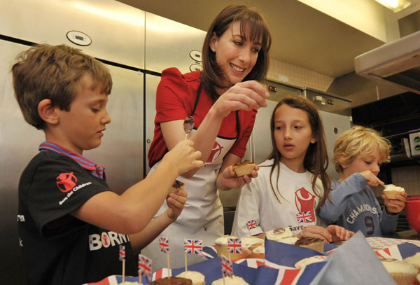 British first lady bakes cakes with children