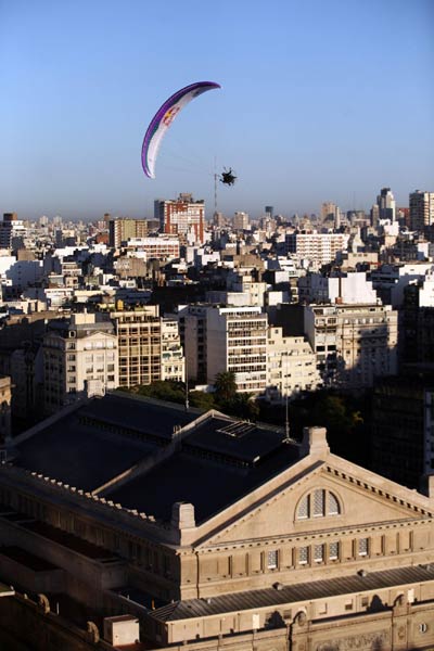 Commuter fights traffic on hang glider