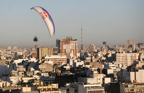 Commuter fights traffic on hang glider