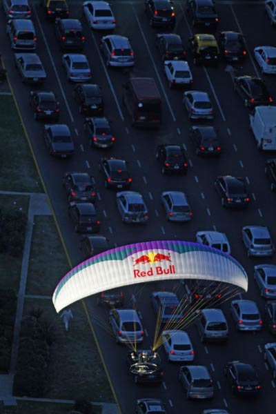 Commuter fights traffic on hang glider