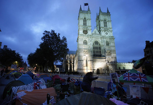 Royal wedding fans wait for big moment