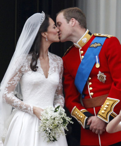 Royal newlyweds share first public kiss