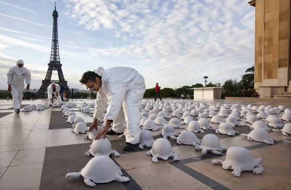 Helmets exhibition in Paris marks the end of WWII