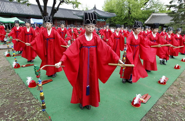 Korean students consecrate philosopher Confucius