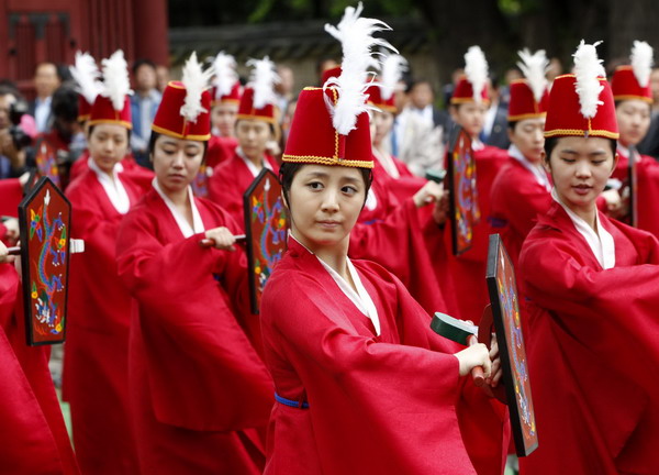 Korean students consecrate philosopher Confucius