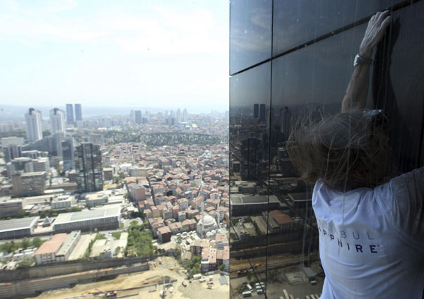 'Spiderman' climbs highest building in Turkey