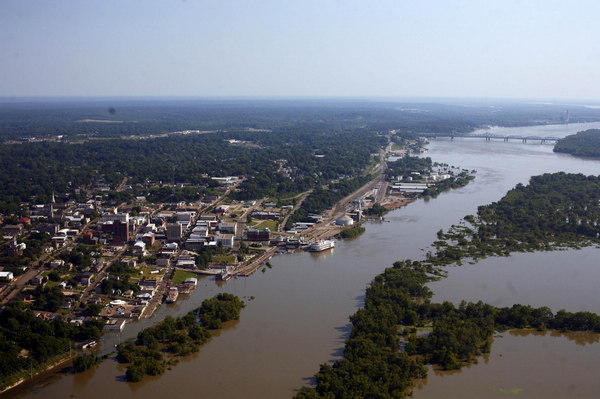 Flood hinders shipping on the Mississippi River