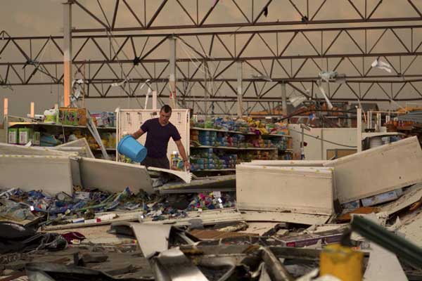 Deadly tornado lashes US Missouri town