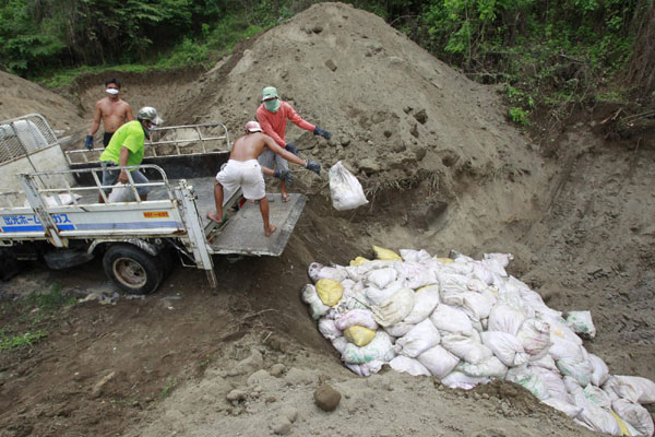 800 tons of fish die, rot on Philippine fish farm