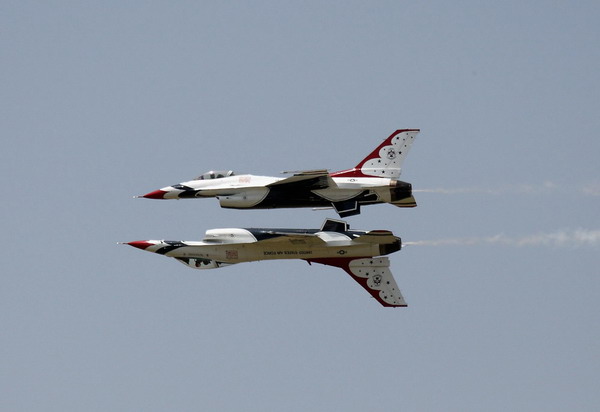 F-16 fighters fly stunts in Air Show Turkey