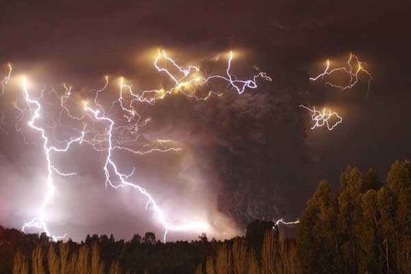 Chilean volcano sparks lightning