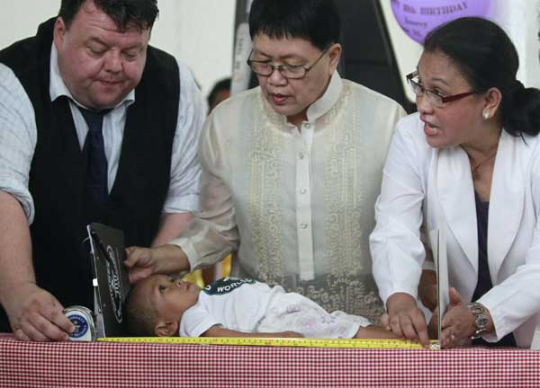 Guinness names Filipino as world's shortest man