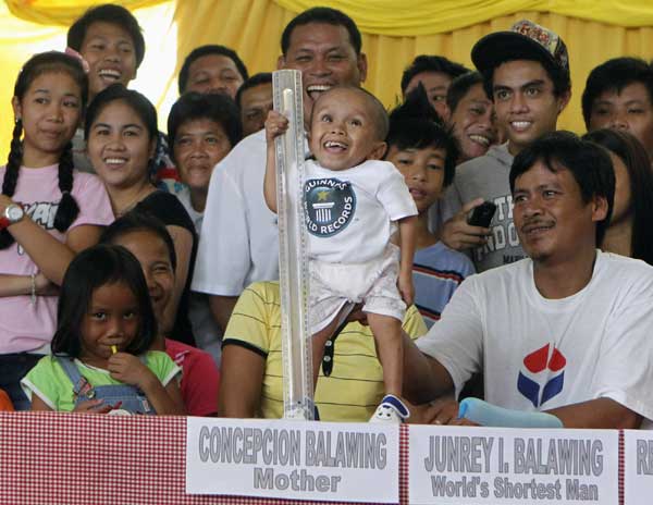 Guinness names Filipino as world's shortest man