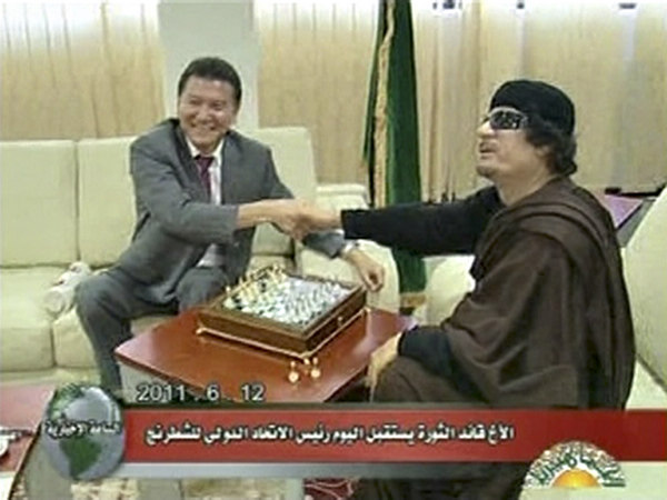 Gadhafi plays chess with int'l chess federation president