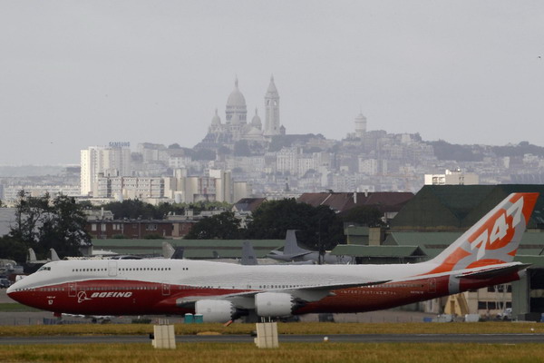 New elongated Boeing 747 lands at Paris Air Show