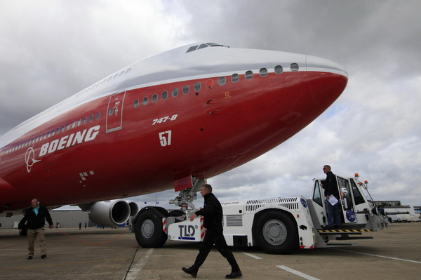 New elongated Boeing 747 lands at Paris Air Show