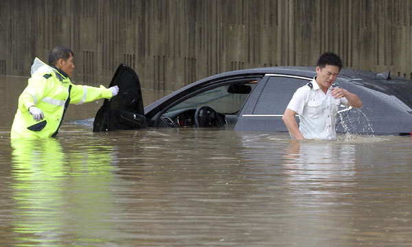 Heavy rain in Seoul disrupts traffic