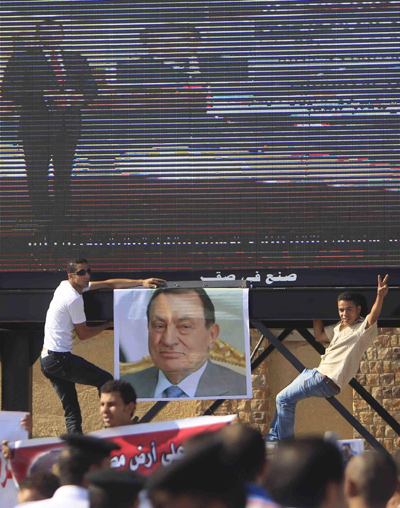 Mubarak's trial starts in Cairo