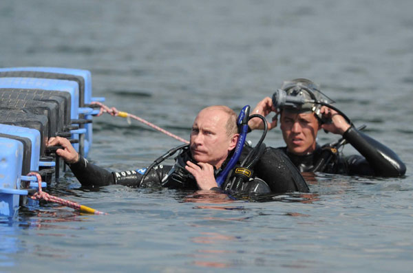Versatile Putin dives to recover relics