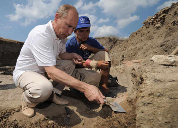 Versatile Putin dives to recover relics