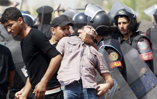 Protesters scuffle as Mubarak trial resumes in Egypt