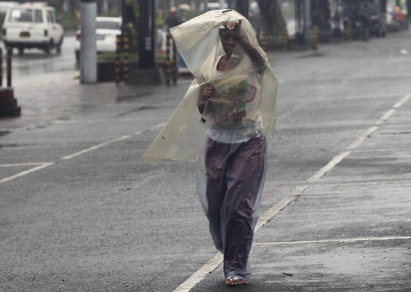 100,000 flee as typhoon hits Philippines