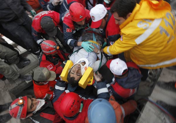 Turkey quake kills at least 279, hundreds missing
